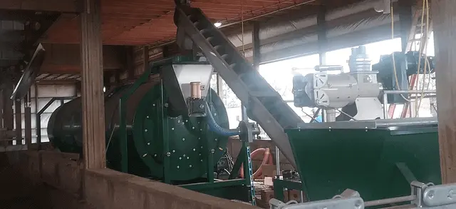 奶牛场的大型堆肥机